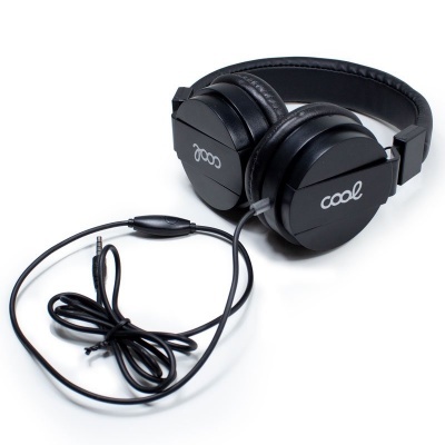 Headphones pretos com almofadas acolchoadas e cabo com conector jack