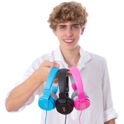 Jovem segurando auscultadores azul, preto e rosa com fundo branco