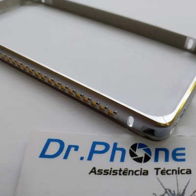 Moldura metálica prateada para smartphone ao lado de cartão Dr.Phone Assistência Técnica