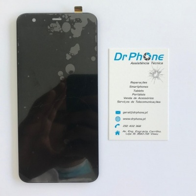Ecrã de smartphone preto e cartão de visita da DrPhone sobre fundo branco