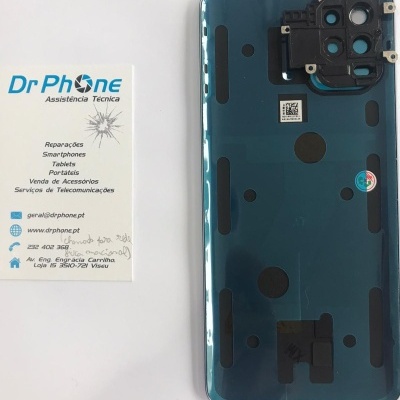 Parte traseira azul de smartphone com quatro câmeras ao lado de cartão de visita Dr Phone