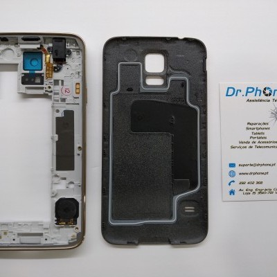Estrutura interna branca de telemóvel desmontada ao lado da tampa preta e cartão de visita Dr.PHONE
