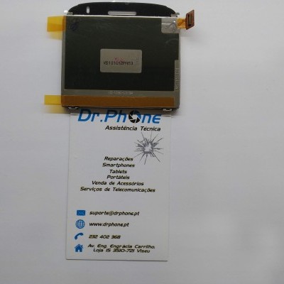 Ecrã LCD preto com cabo flexível amarelo e cartão de visita da empresa Dr. Phone