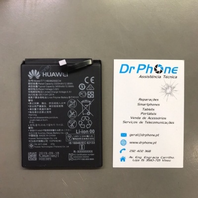 Bateria Huawei preta e cartão de visita Dr Phone sobre fundo cinzento