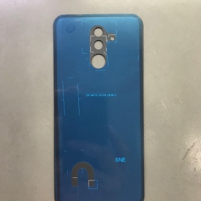 Capa traseira azul para smartphone com recortes e textos visíveis colocada em superfície cinza