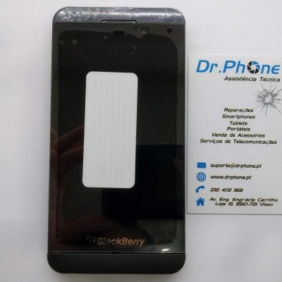 Smartphone BlackBerry com etiqueta ao centro e cartão de visita da Dr.Phone ao lado