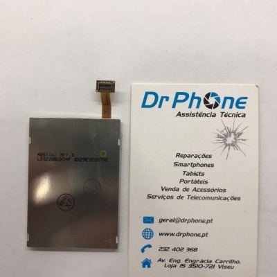 Peça eletrónica metálica com conector junto a cartão de visita da Dr Phone
