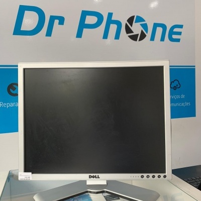 Monitor Dell prateado com ecrã preto numa loja Dr Phone