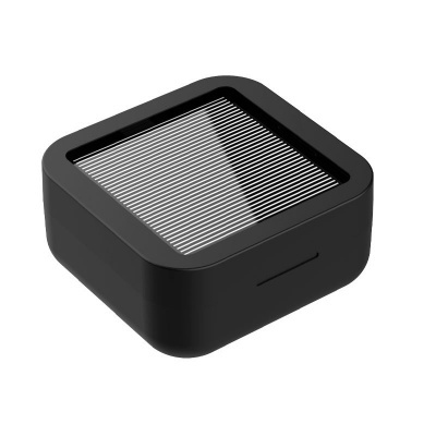 Dispositivo quadrado preto com topo listrado cinza e branco