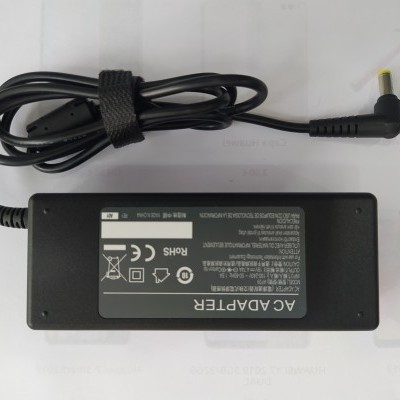 Adaptador de corrente AC preto com cabo e ficha em ângulo