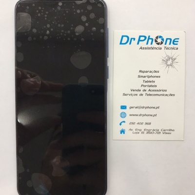 Smartphone preto com película protetora e cartão de visita Dr Phone
