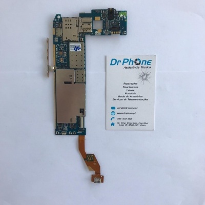 Placa eletrónica azul com cartão de visita de assistência técnica sobre fundo branco