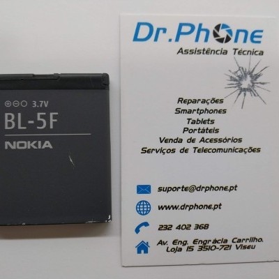 Bateria Nokia BL-5F preta ao lado de cartão de visita Dr. Phone com informações de assistência técnica