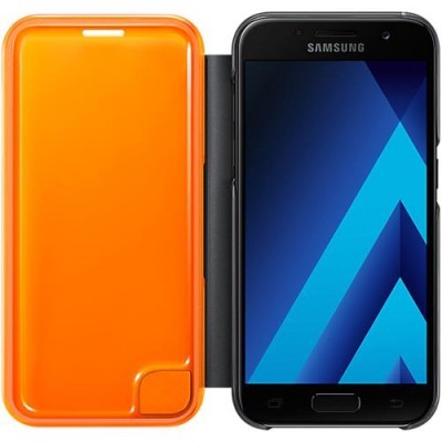 Smartphone Samsung preto com capa laranja aberta e ecrã ligado