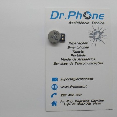 Cartão de visita da assistência técnica Dr.Phone com componente eletrónico pequeno em cima