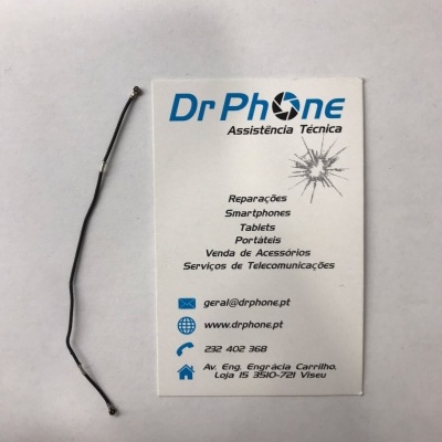 Cabo preto junto a cartão de visita da Dr Phone com texto em português