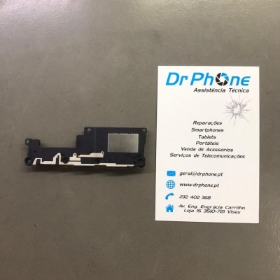 Peça eletrónica preta com detalhes metálicos e cartão de visita em português