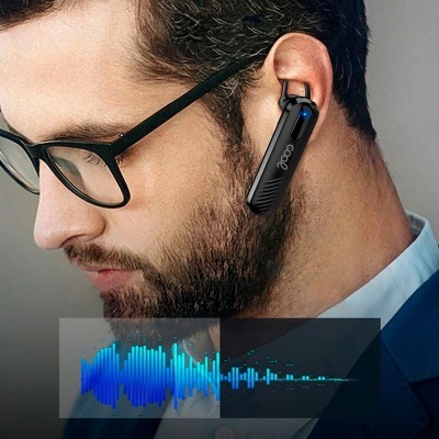 Homem a usar auricular Bluetooth preto com LED azul no ouvido