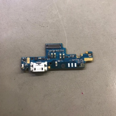 Placa de circuito impresso azul com conector USB e componentes eletrónicos