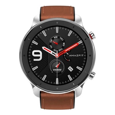 Relógio Amazfit com mostrador preto e pulseira castanha em couro