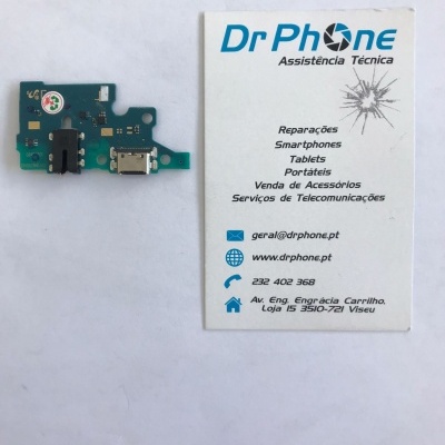 Placa eletrónica azul com conectores ao lado de cartão de visita da empresa Dr Phone