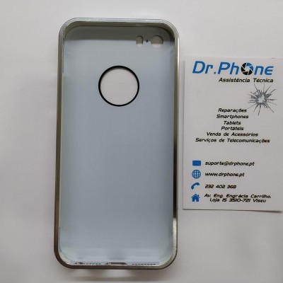 Capa protetora branca para smartphone ao lado de cartão de visita Dr.Phone