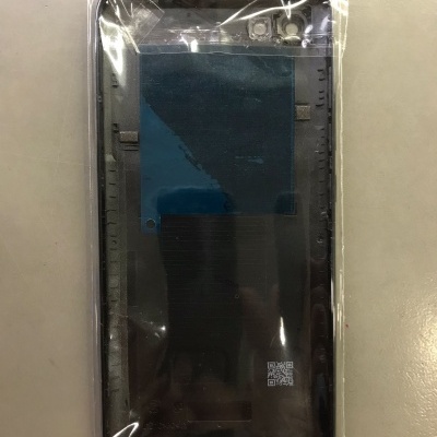 Mostruário de ecrã frontal de smartphone com película azul e câmara frontal em embalagem plástica