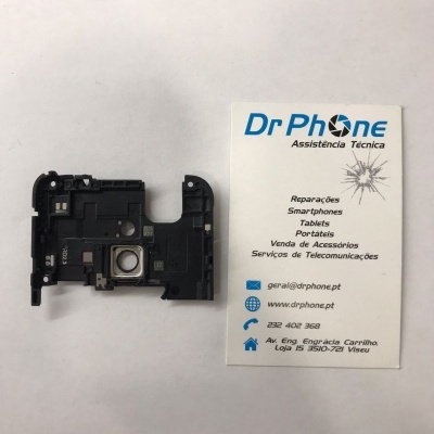 Parte interna de dispositivo móvel preta com componentes eletrónicos e cartão de visita da empresa DrPhone