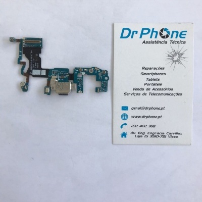 Placa eletrónica azul e cartão de visita da Dr Phone sobre fundo branco