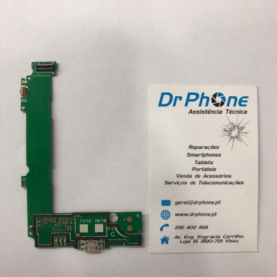 Placa eletrónica verde para móvel ao lado de cartão de visita DrPhone