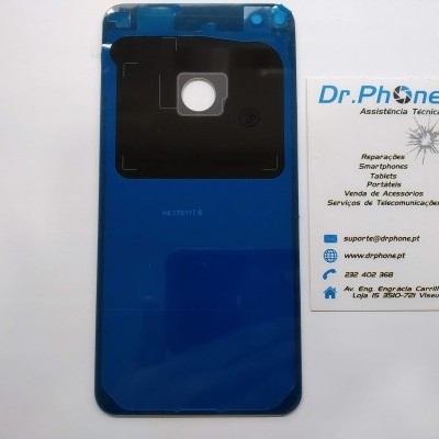 Parte traseira azul de smartphone com cartão de visita técnico ao lado