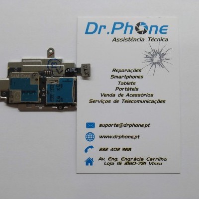 Peça eletrónica com slot SIM ao lado de cartão de visita da Dr.Phone Assistência Técnica