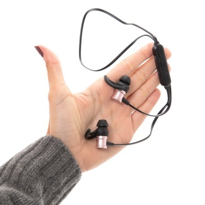 Auriculares intra-auriculares cor rosa metálica com cabo preto e comando