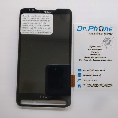 Smartphone HTC preto com ecrã danificado e cartão de visita da Dr.Phone Assistência Técnica