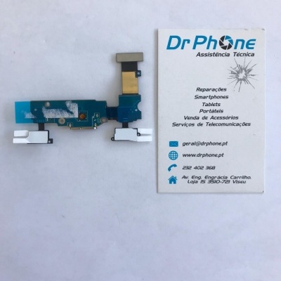 Peça eletrónica azul com componentes brancos e cartão de visita Dr Phone em superfície branca.