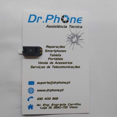 Cartão de visita branco com informações de assistência técnica para dispositivos móveis e um chip de telemóvel preto sobre ele