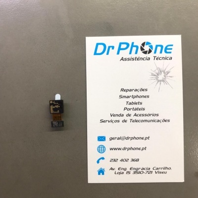 Pequena peça eletrónica ao lado de cartão de visita da Dr Phone Assistência Técnica