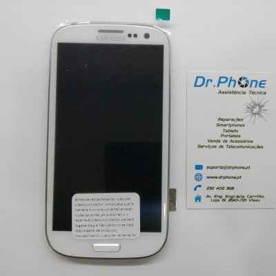 telemóvel Samsung branco com ecrã desligado e etiqueta de assistência técnica Dr.Phone ao lado