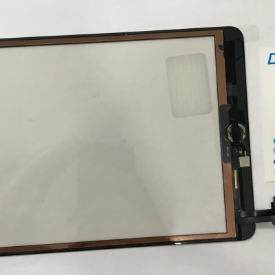 Ecrã de substituição para tablet com moldura preta e cartão de visita ao lado