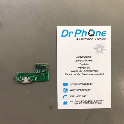 Componente eletrônico verde com cartão de visita da Dr Phone Assistência Técnica