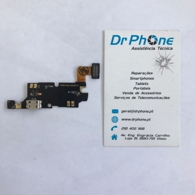 Peça eletrónica para smartphone ao lado de cartão de visita da Dr Phone