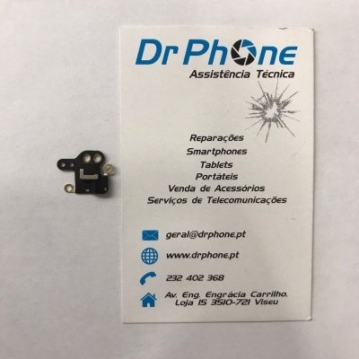 Peça eletrónica preta ao lado de cartão de visita da Dr Phone Assistência Técnica.