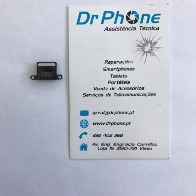Peça eletrónica preta com cartão de visita da Dr Phone ao lado