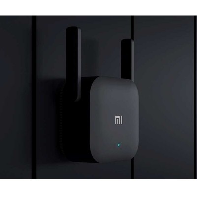 Extensor Wi-Fi preto Xiaomi com duas antenas e LED azul montado na parede