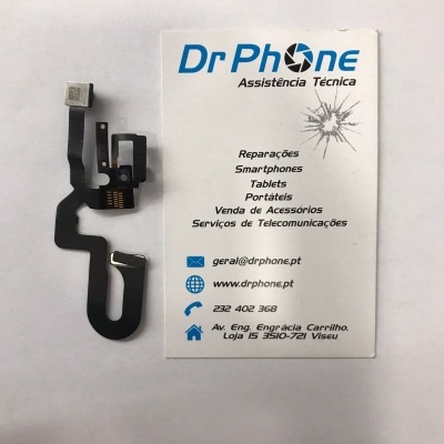 Peça eletrónica preta ao lado de cartão de visita da DrPhone Assistência Técnica
