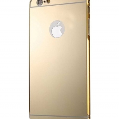 Telemóvel dourado com logo da Apple e câmara traseira