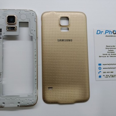 Traseira dourada e moldura branca de Samsung Galaxy S5 ao lado de cartão de visita da assistência técnica Dr.Phone