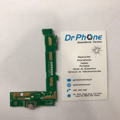 Placa de circuito eletrónico verde ao lado de cartão de visita da empresa Dr Phone