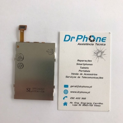 Componente eletrónico metálico com fita flexível ao lado de cartão de visita da empresa DrPhone