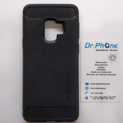Capa preta para smartphone e cartão de visita da Dr.Phone sobre fundo branco